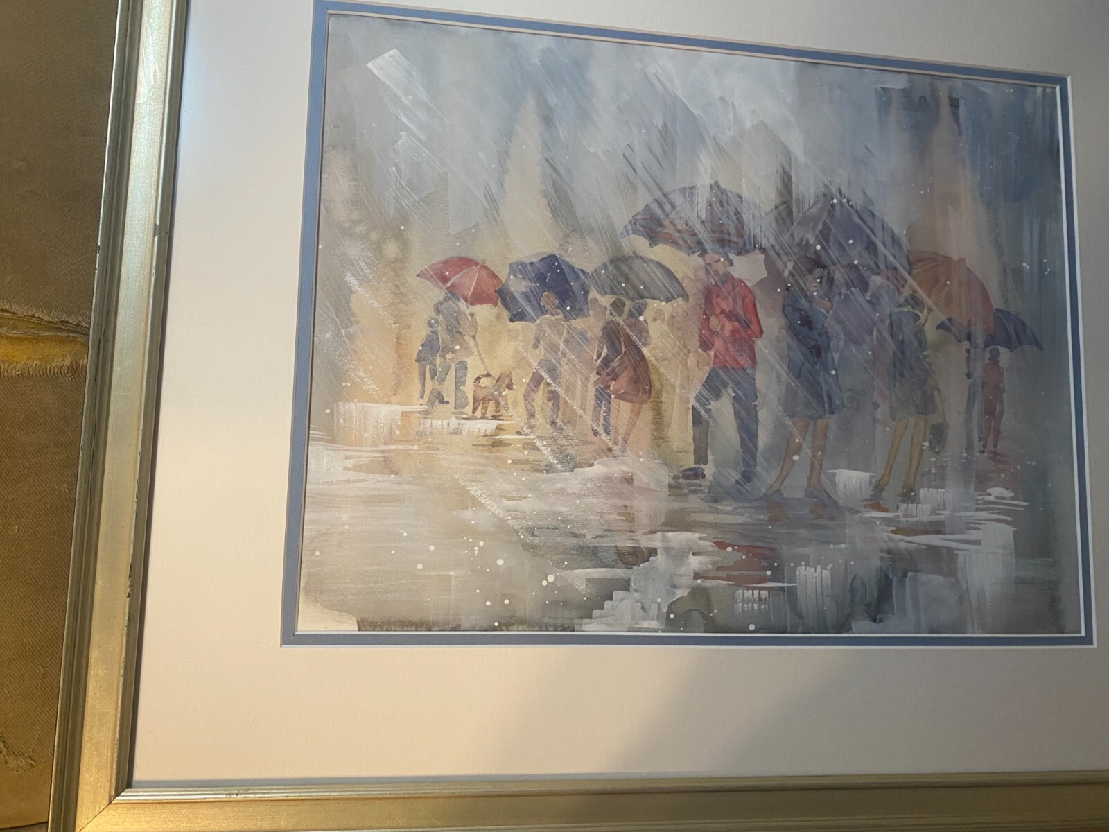«A Rainy Street With Figures Scene» Mixed Media Painting – Signed And Framed