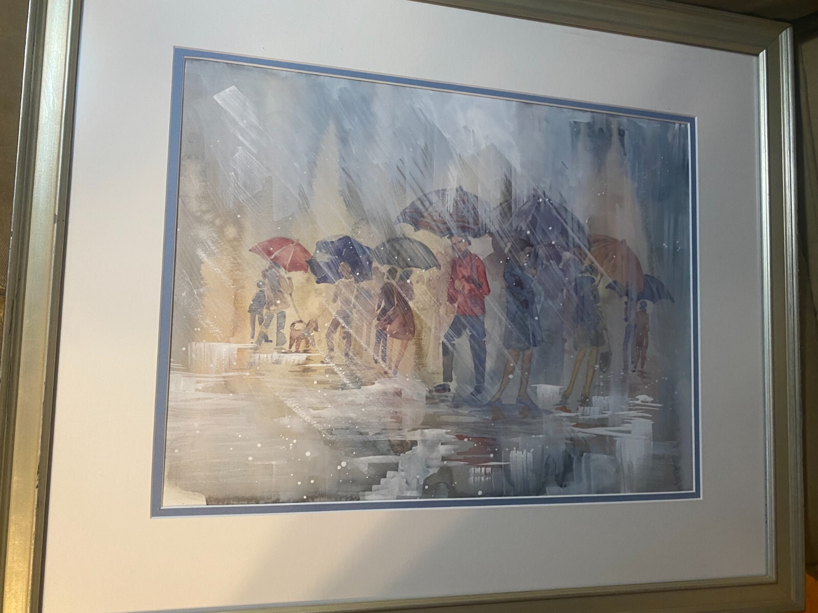 «A Rainy Street With Figures Scene» Mixed Media Painting – Signed And Framed