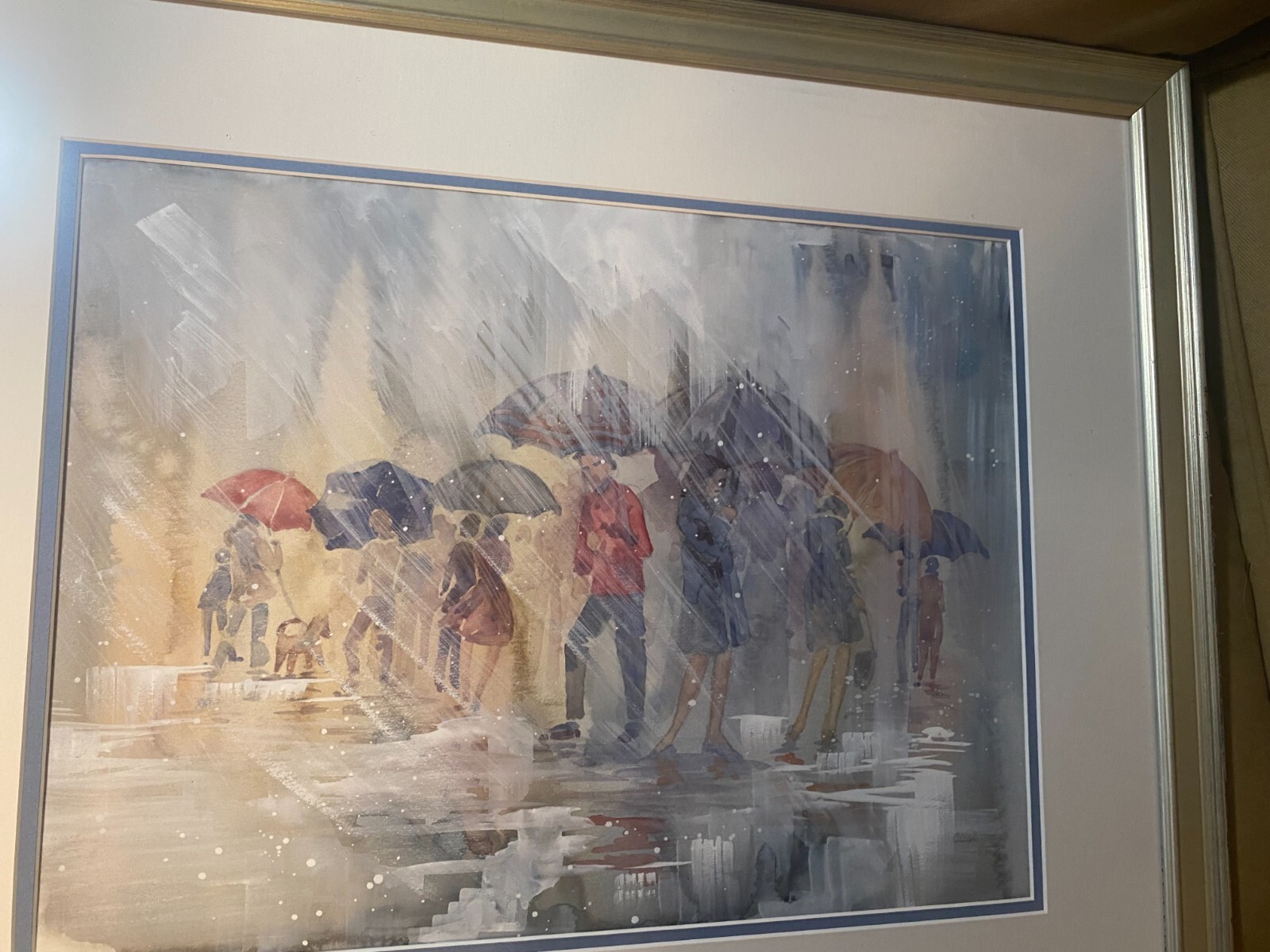 «A Rainy Street With Figures Scene» Mixed Media Painting – Signed And Framed