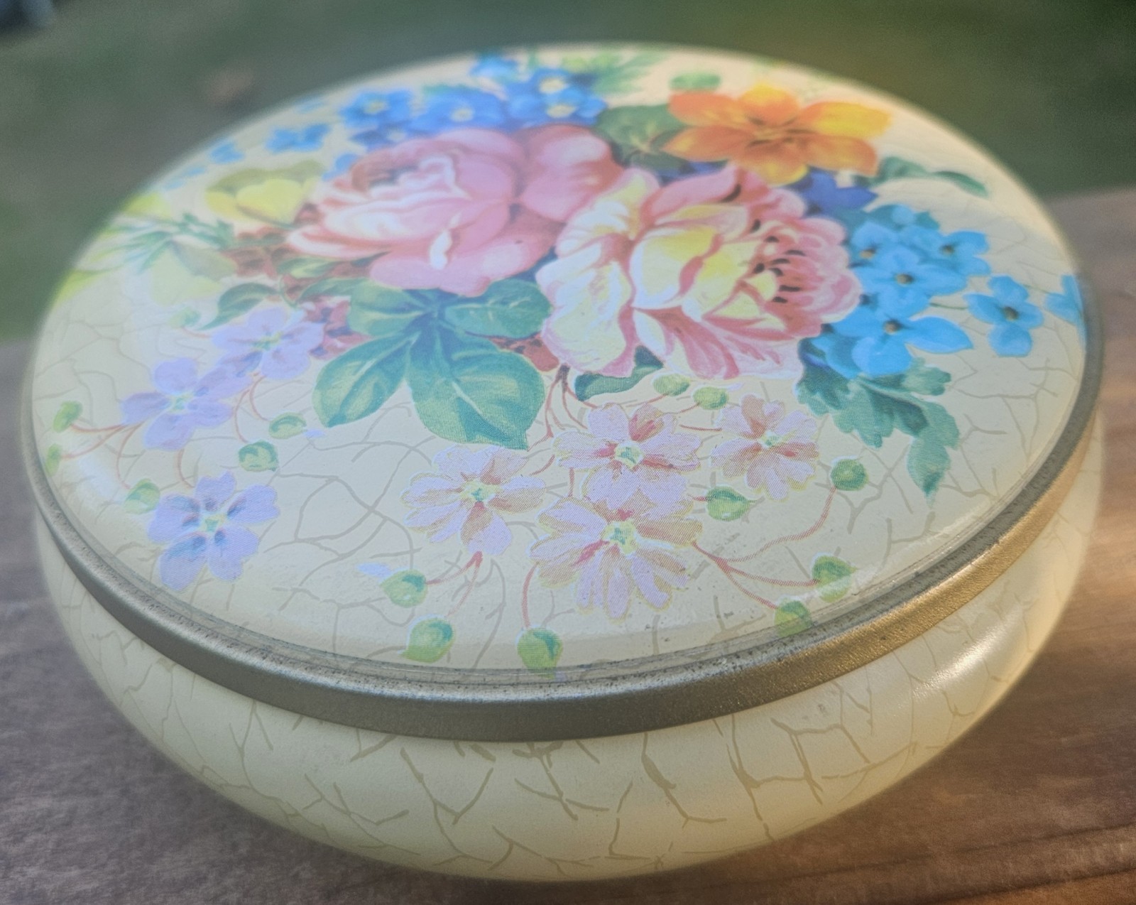 Exquisite Vintage Pink Roses, Blue Flowers on Round Metal Tin 5″diameter