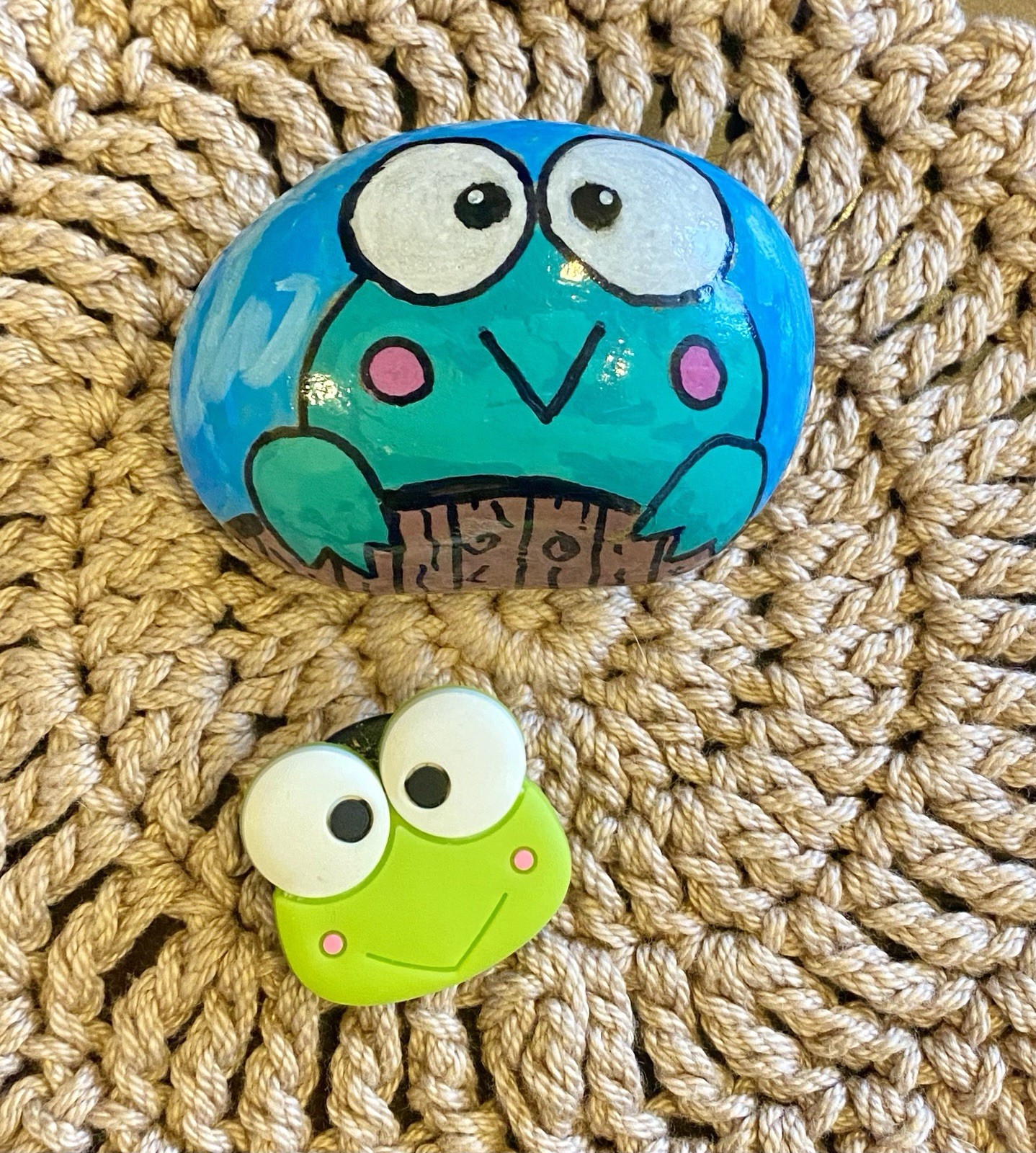 Hand Painted Rock – FROG – With Matching Fridge Magnet – Pond FROGGY Amphibian