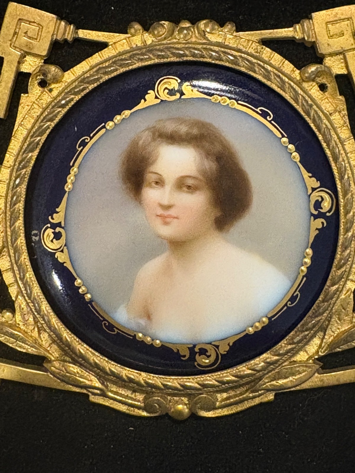 ANTIQUE HAND PAINTED PORCELAIN PORTRAIT PLAQUE WITH ORNATE GILT FRAME