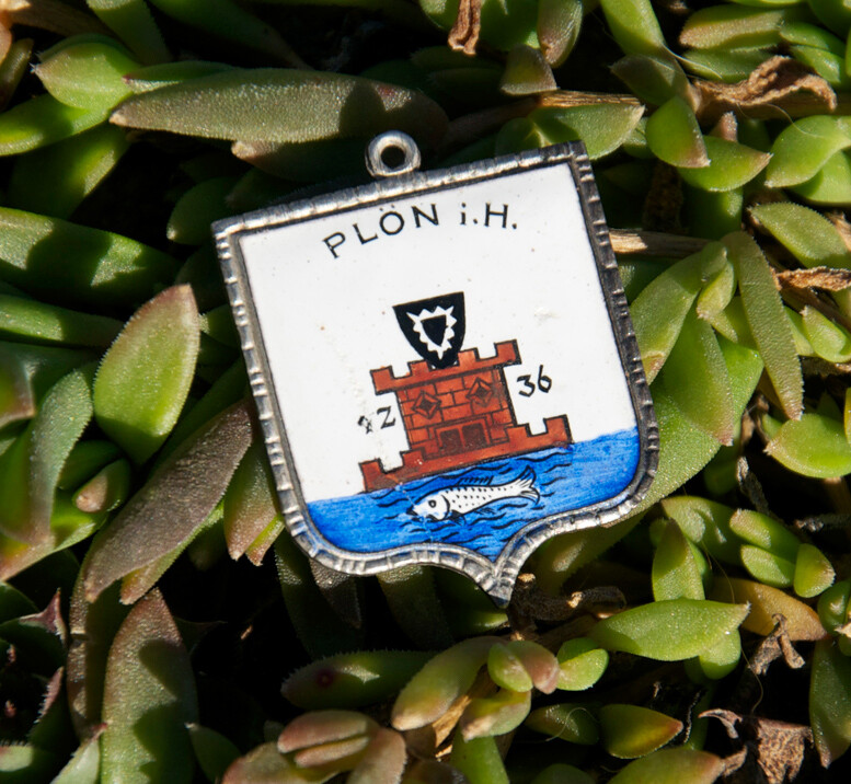 VINTAGE HAND MADE ENAMEL KEYCHAIN BADGE # PLÖN SCHLESWIG 800 STERLING SILVER