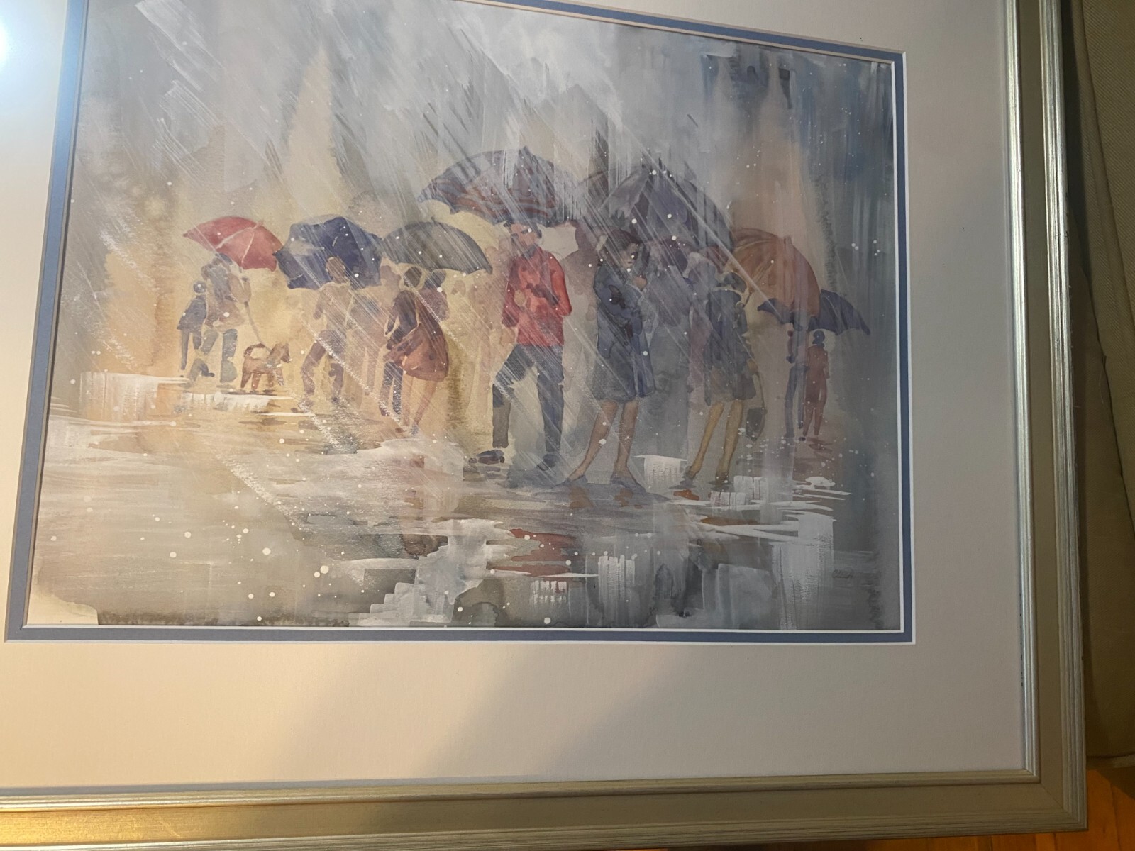 «A Rainy Street With Figures Scene» Mixed Media Painting – Signed And Framed