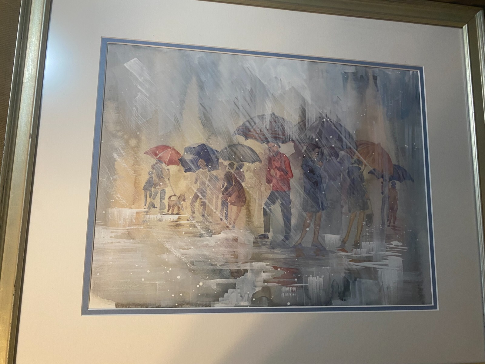 «A Rainy Street With Figures Scene» Mixed Media Painting – Signed And Framed
