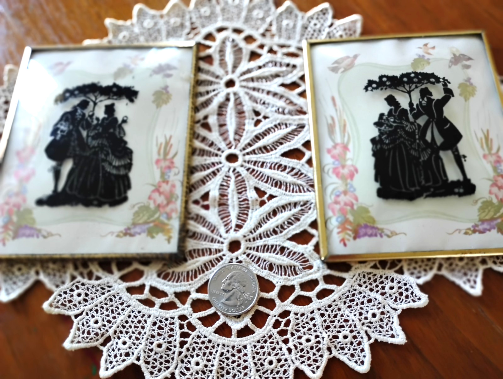 VTG 2CT SILHOUETTE REVERSE PAINTING on CONVEX GLASS-4”X5″ PASTEL LOVERS-ENAMEL
