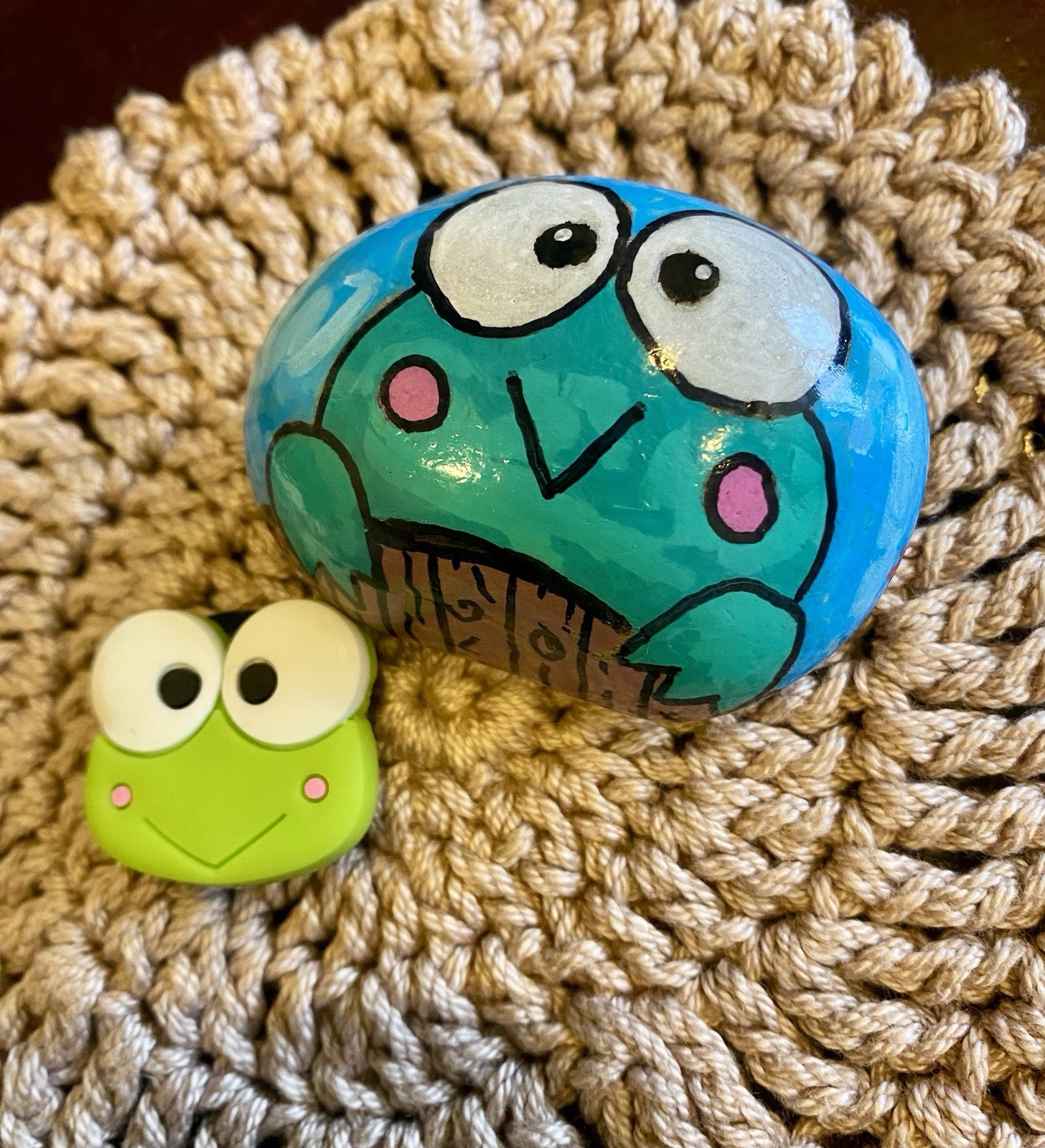 Hand Painted Rock – FROG – With Matching Fridge Magnet – Pond FROGGY Amphibian