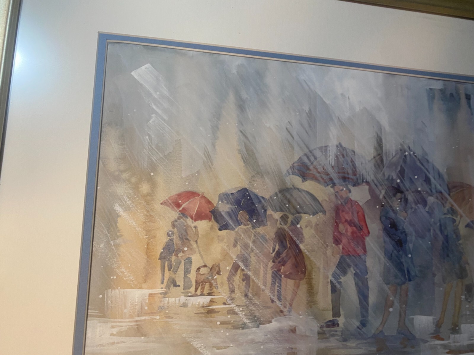 «A Rainy Street With Figures Scene» Mixed Media Painting – Signed And Framed