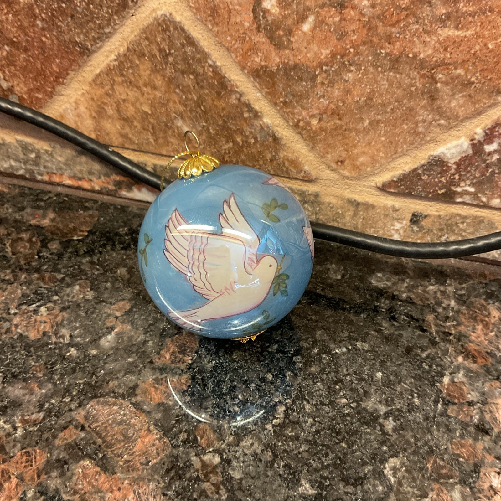 2.5″ Ornament Doves in the Delicate Style of «Li Bien», Painting on the Inside