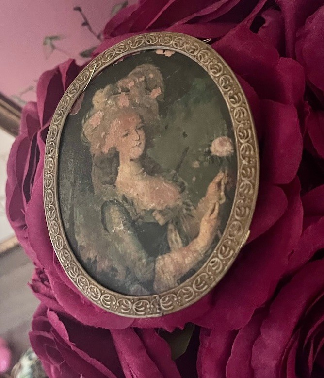 Vintage Antique Mini Lady Portrait Oval Wall Hanging Gold Brass Tone Metal Frame