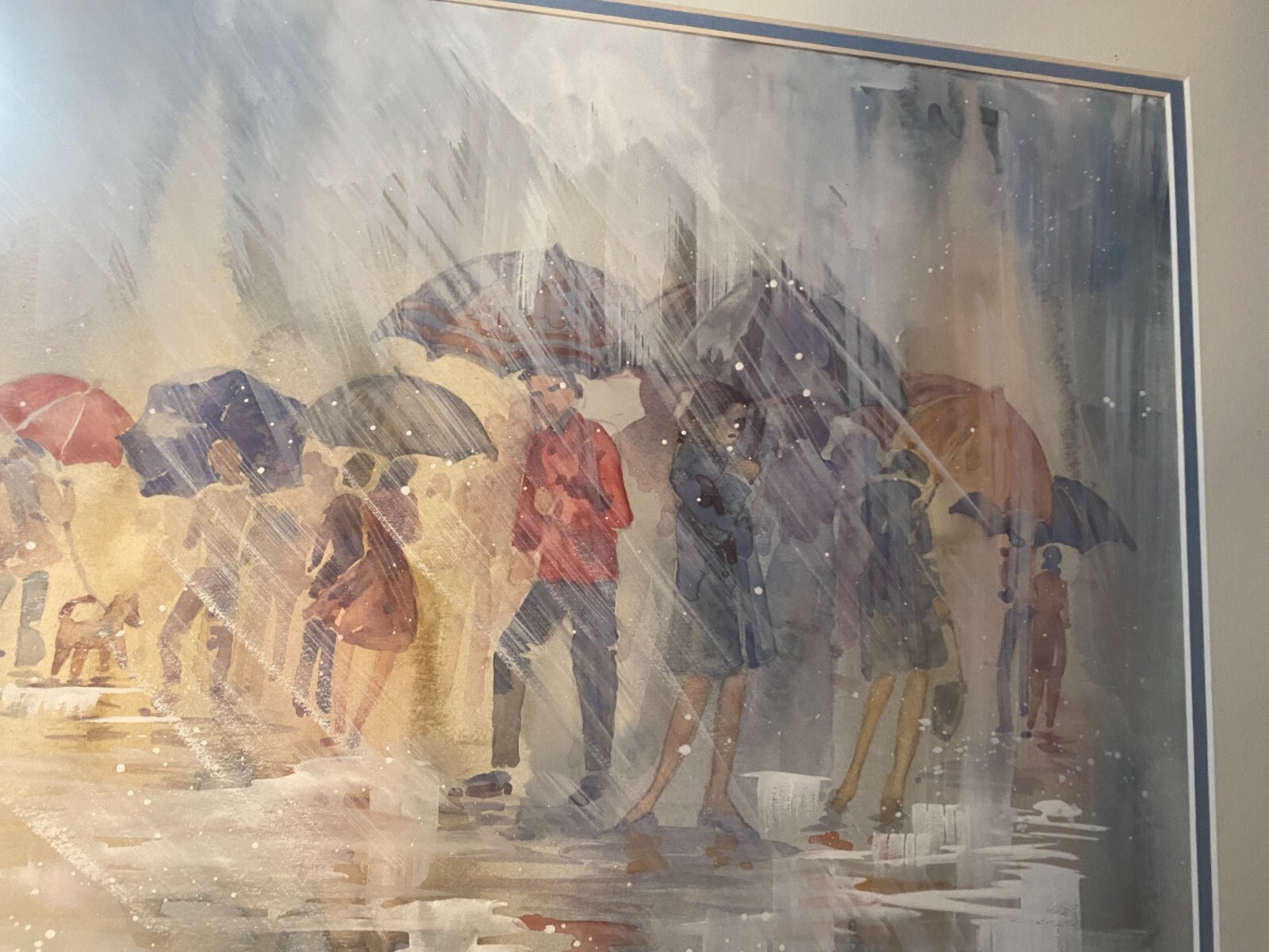 «A Rainy Street With Figures Scene» Mixed Media Painting – Signed And Framed