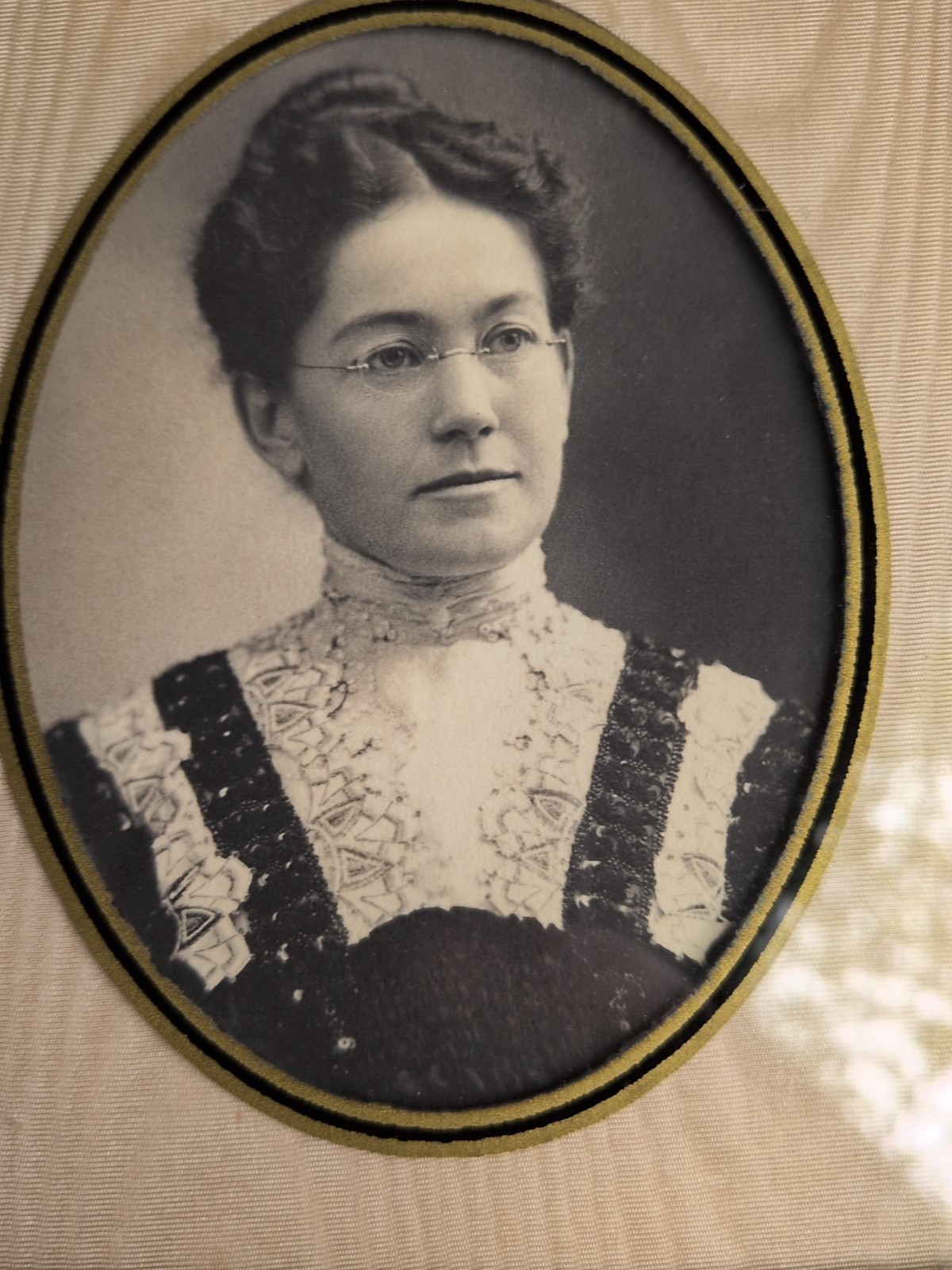 Antique Victorian Woman Oval Portrait Picture Photo In Gold Frame 4.5″ x 5.5″