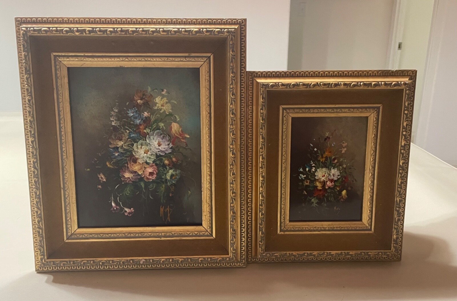 Pair of oil paintings framed. Beautiful flowers in an elegant frame. 15×13,12×10