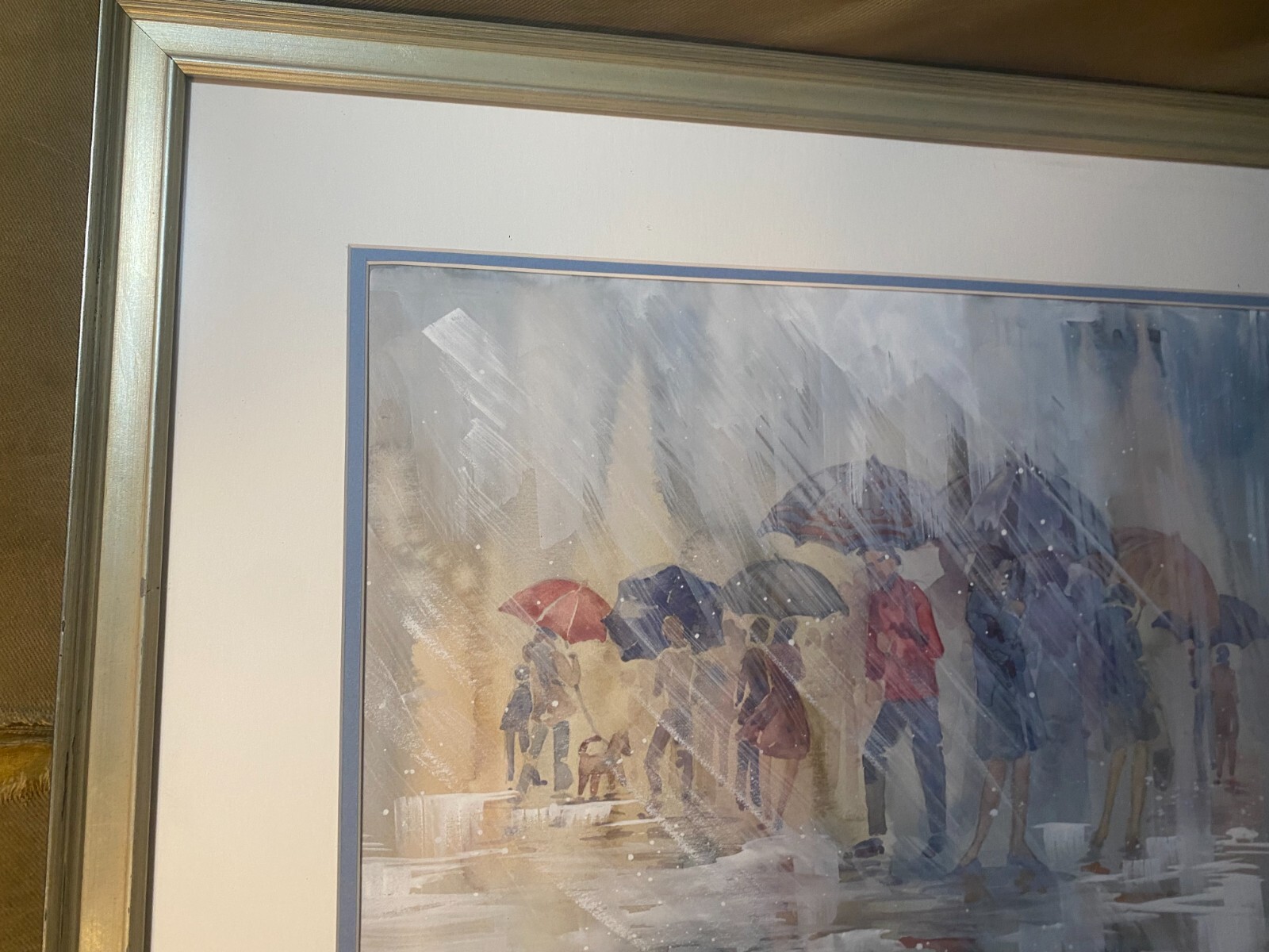 «A Rainy Street With Figures Scene» Mixed Media Painting – Signed And Framed