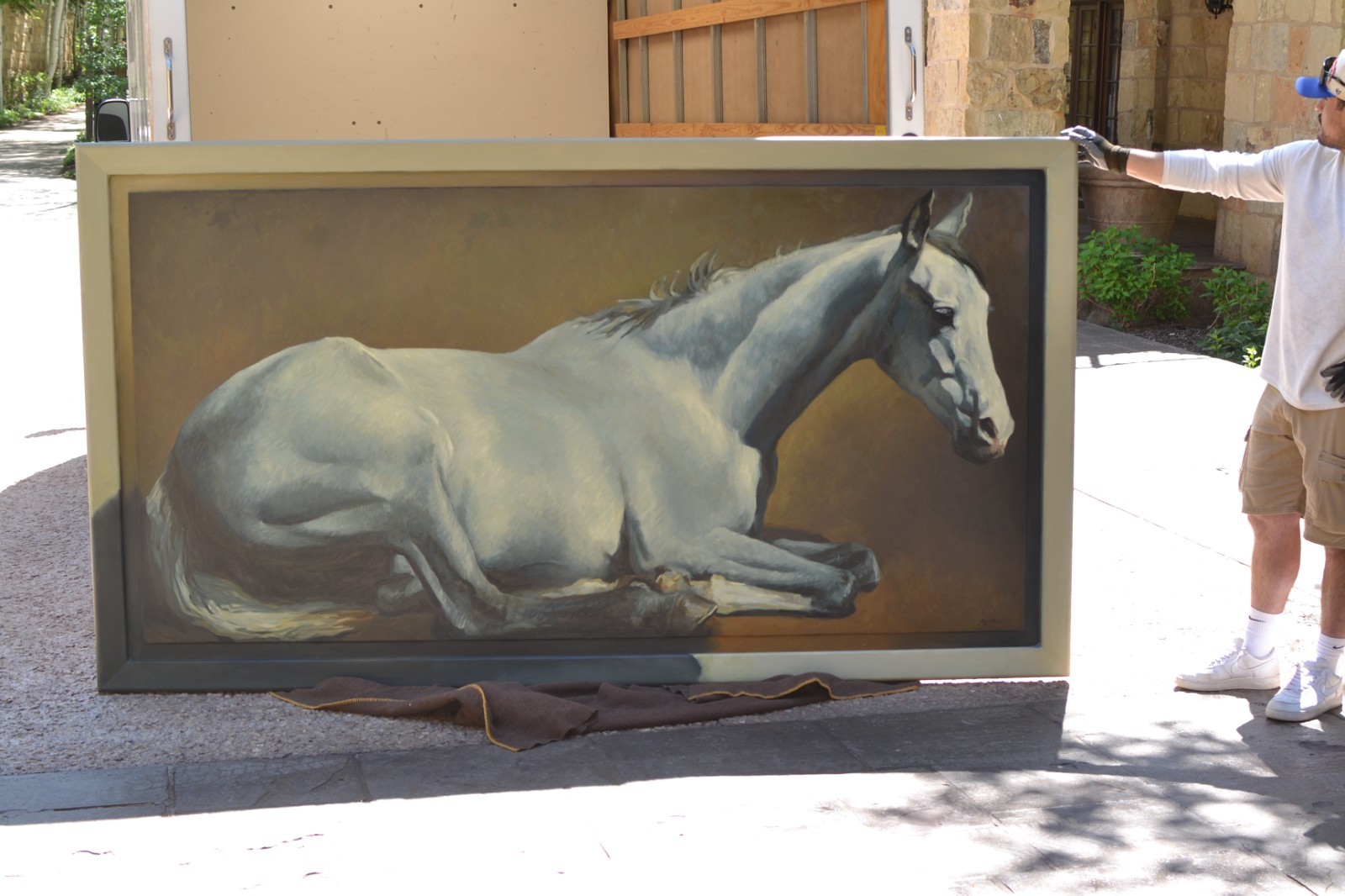 Richard Murray 1948 – 2024, Utah Artist «Reclining Horse» 60 x 108 oil painting
