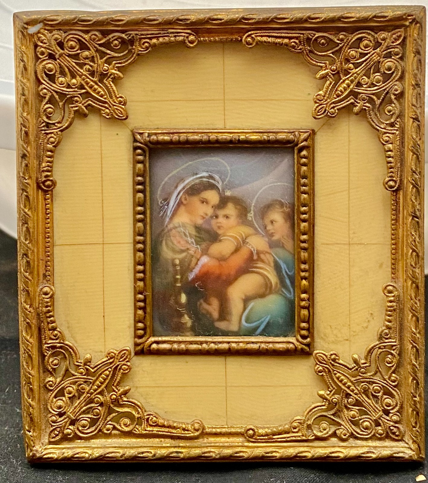 VTG MINIATURE MADONNA OF THE CHAIR PAINTING PORTRAIT, BRASS FRAME, FOOTED